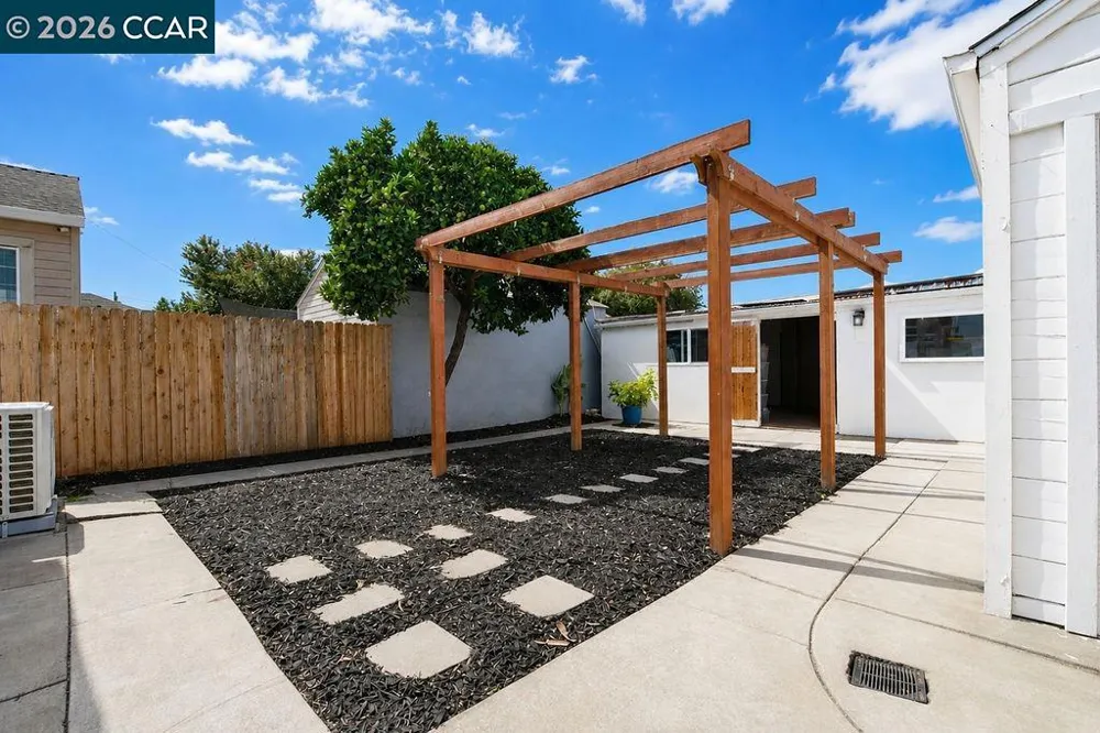 1637 100th Ave Oakland, CA 94603