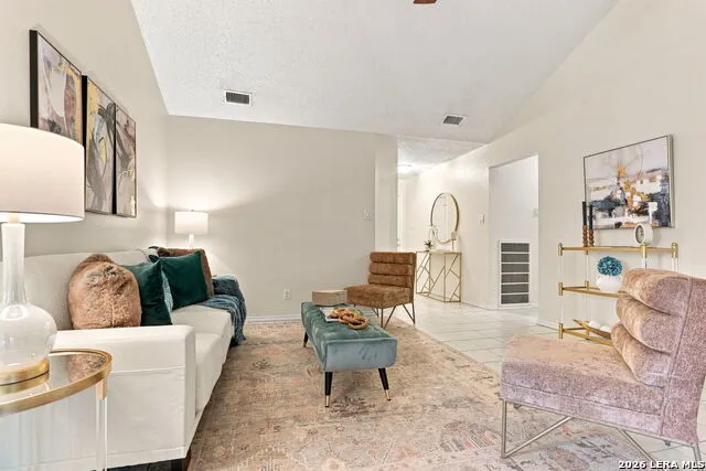 182 Clear Oak Universal City, TX 78148
