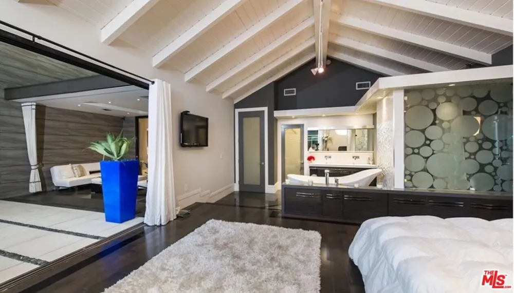 12318 W SUNSET BOULEVARD Los Angeles, CA 90049