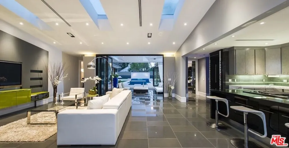 12318 W SUNSET BOULEVARD Los Angeles, CA 90049