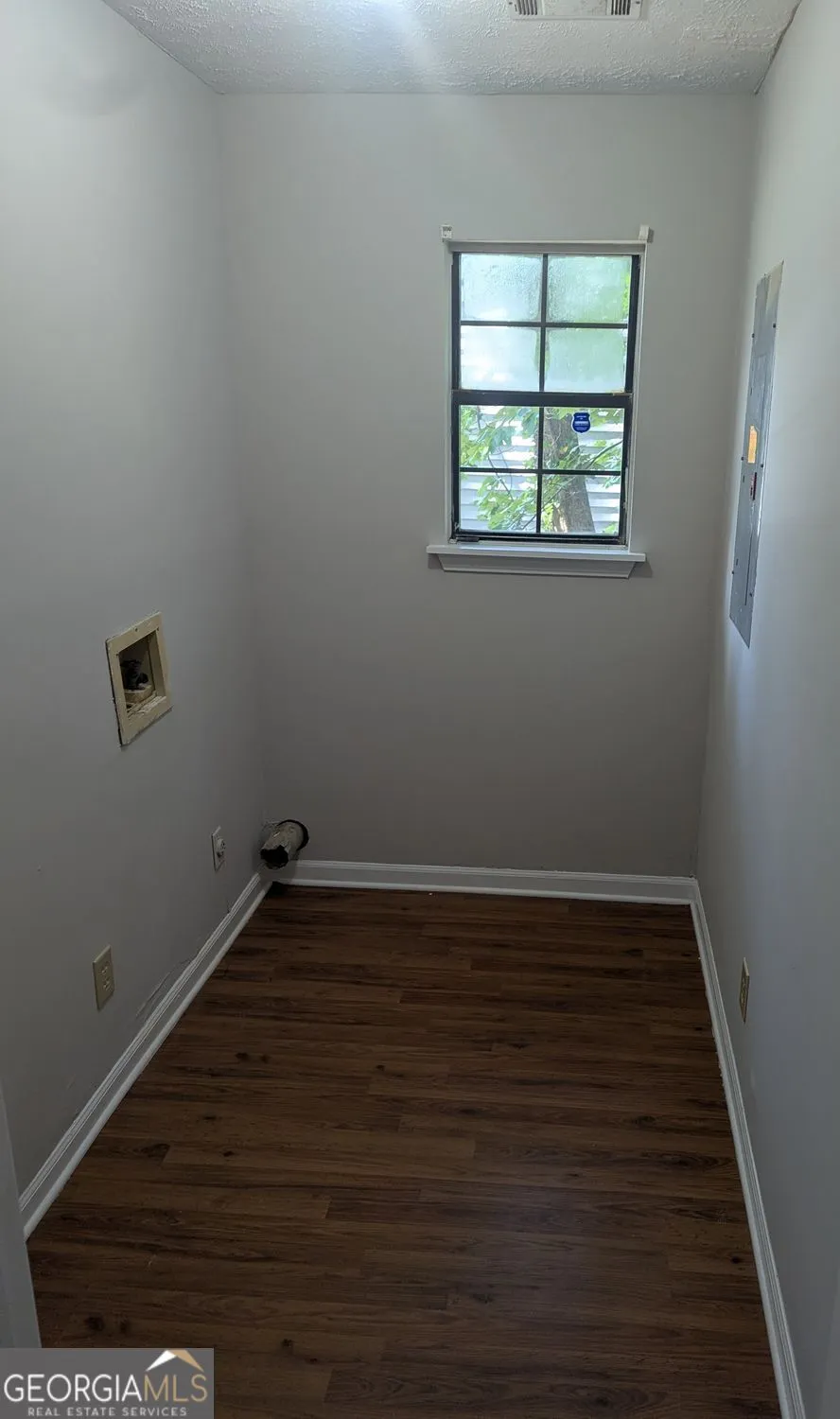 945 Hemingway RD Stone Mountain, GA 30088