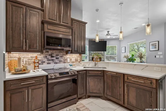 124 County Road 2662 Devine, TX 78016