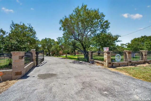 124 County Road 2662 Devine, TX 78016
