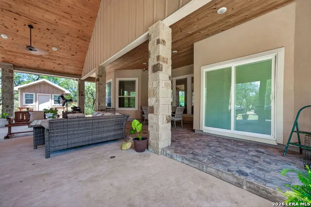 124 County Road 2662 Devine, TX 78016