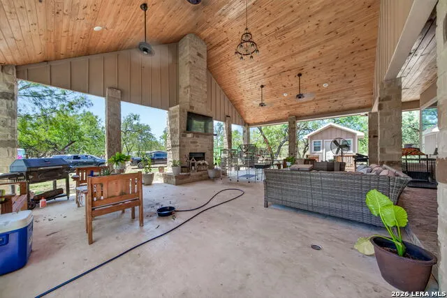 124 County Road 2662 Devine, TX 78016