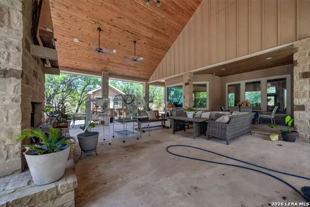 124 County Road 2662 Devine, TX 78016