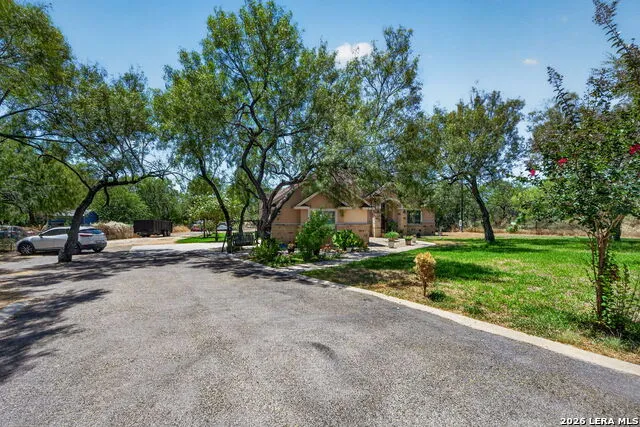 124 County Road 2662 Devine, TX 78016