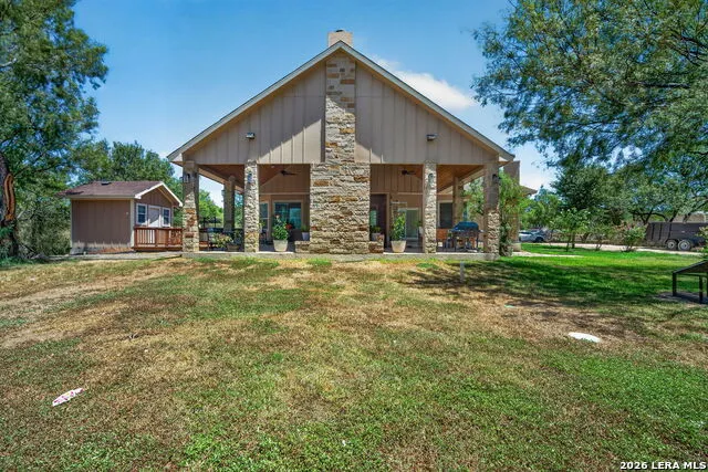 124 County Road 2662 Devine, TX 78016