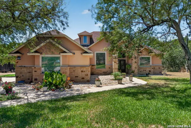 124 County Road 2662 Devine, TX 78016