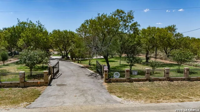124 County Road 2662 Devine, TX 78016