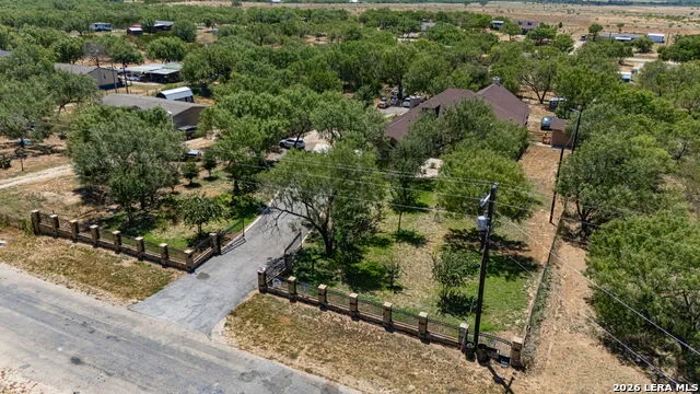 124 County Road 2662 Devine, TX 78016