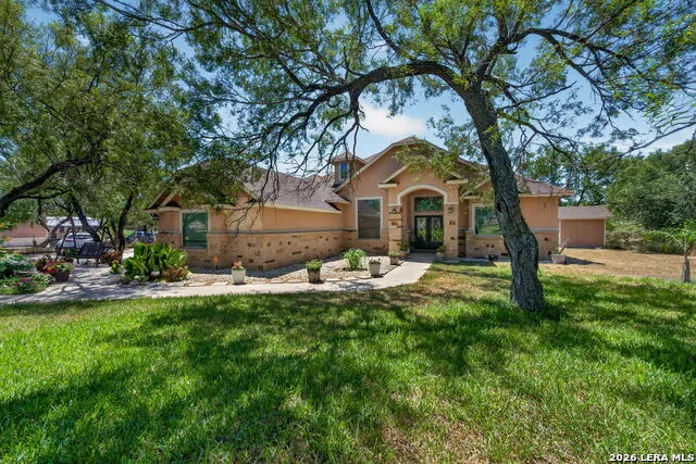 124 County Road 2662 Devine, TX 78016