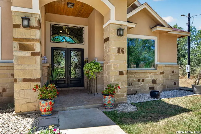 124 County Road 2662 Devine, TX 78016