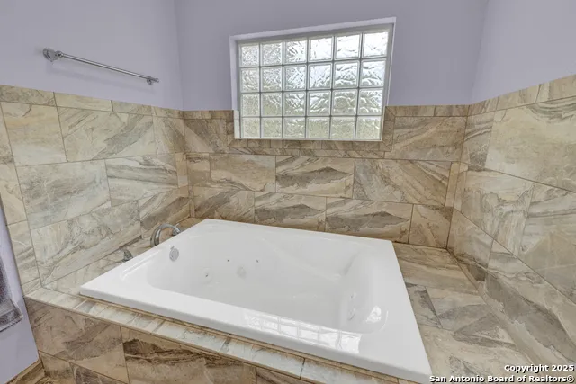 204 FALLING HLS New Braunfels, TX 78132