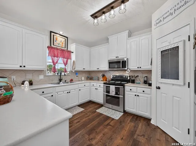 247 S Palo Alto Dr Floresville, TX 78114