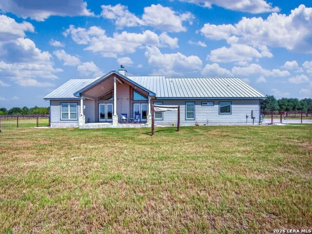 247 S Palo Alto Dr Floresville, TX 78114