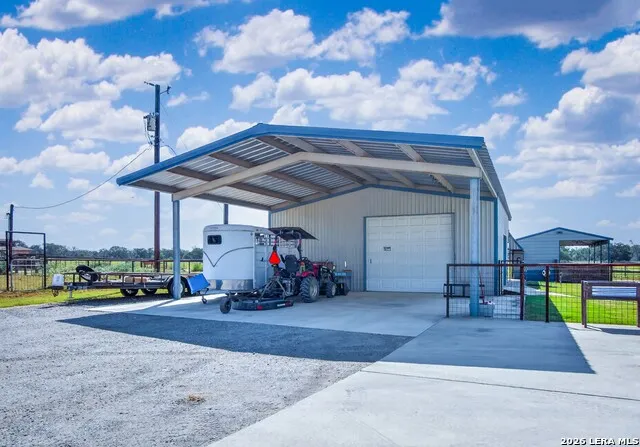 247 S Palo Alto Dr Floresville, TX 78114