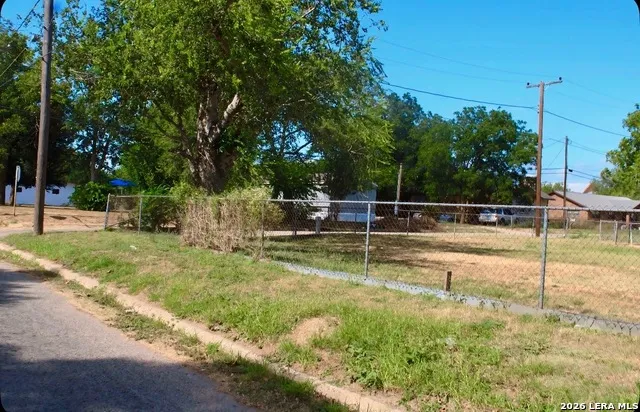 311 MULBERRY ST Pearsall, TX 78061