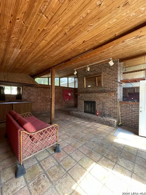 12433 Park Road 37 Lakehills, TX 78063