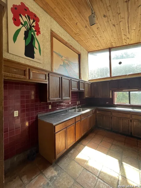 12433 Park Road 37 Lakehills, TX 78063