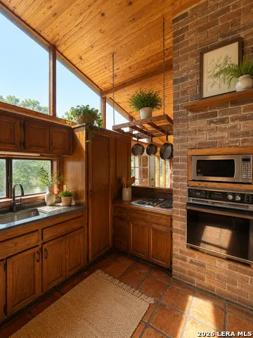 12433 Park Road 37 Lakehills, TX 78063