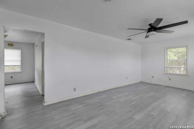 925 4TH ST Floresville, TX 78114