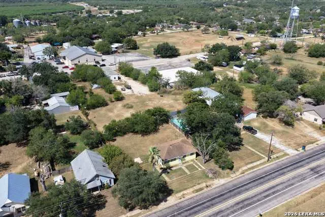 925 4TH ST Floresville, TX 78114