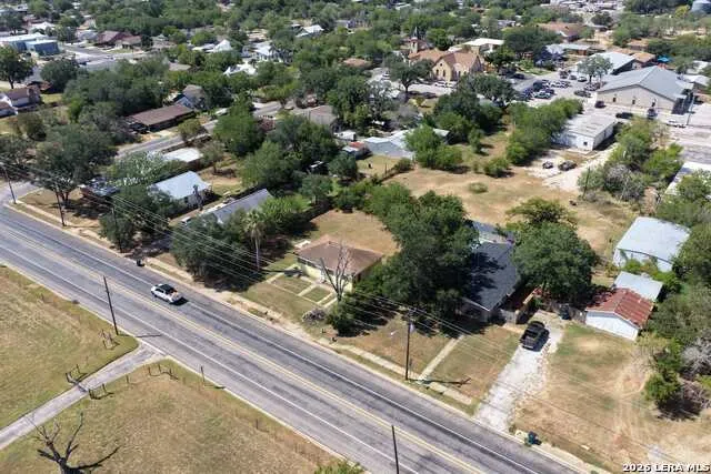925 4TH ST Floresville, TX 78114