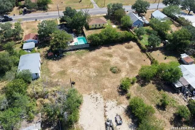 925 4TH ST Floresville, TX 78114