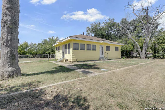 925 4TH ST Floresville, TX 78114