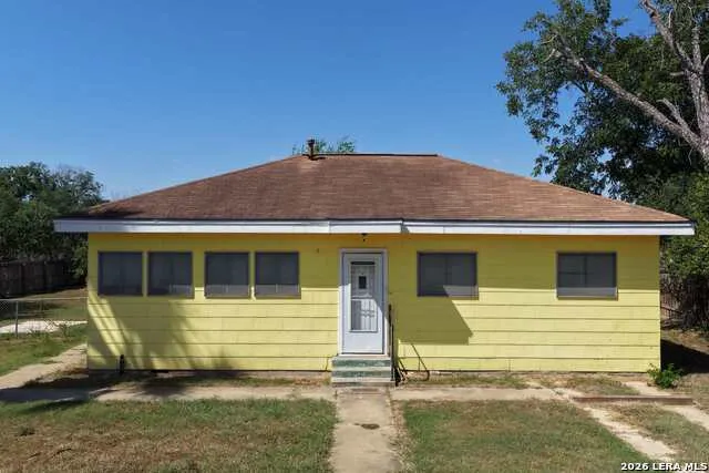 925 4TH ST Floresville, TX 78114