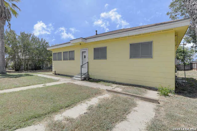 925 4TH ST Floresville, TX 78114