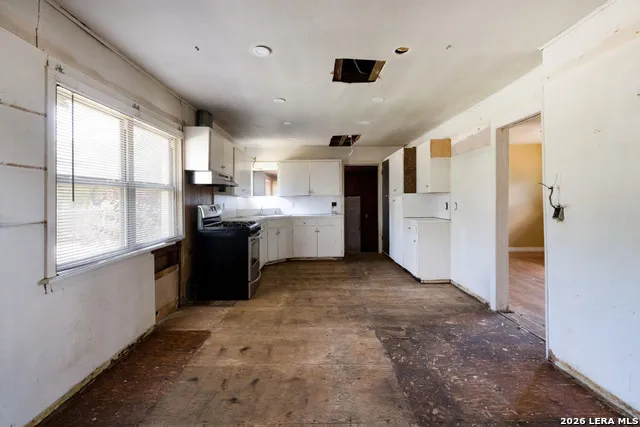 231 ELM AVE Luling, TX 78648