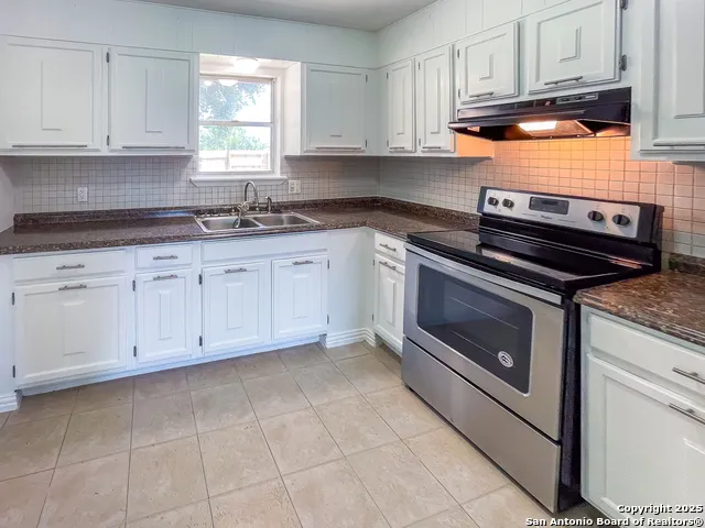 1206 Fairview Beeville, TX 78102