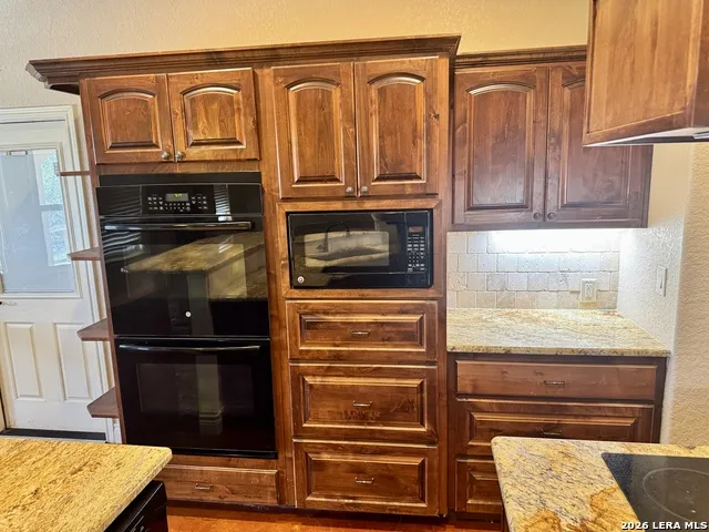 1351 Heritage HL Canyon Lake, TX 78133