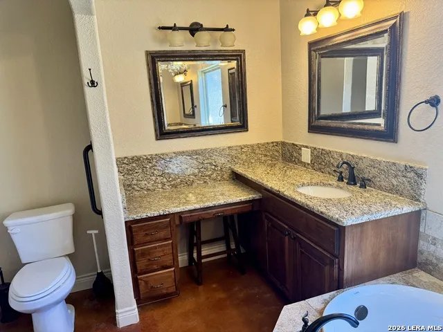 1351 Heritage HL Canyon Lake, TX 78133