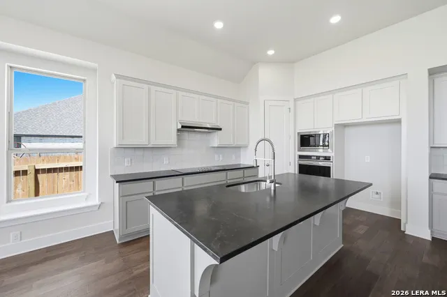 255 White Oak Castroville, TX 78009