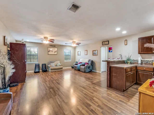 813 Pleasant Acres Seguin, TX 78155