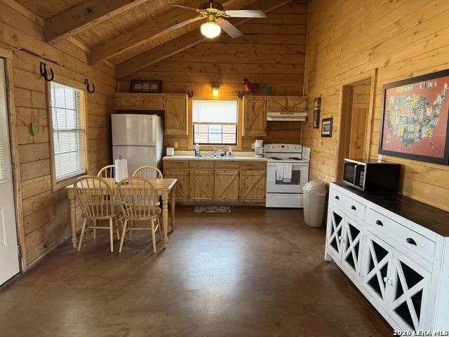 110 Red Wright Rd Leakey, TX 78873