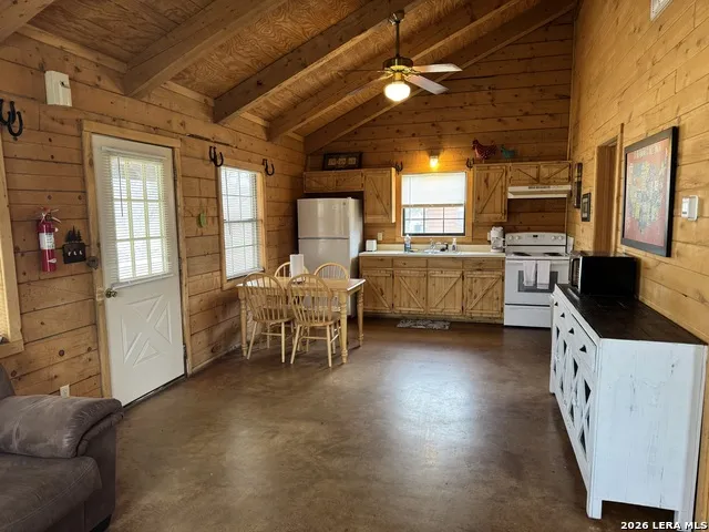 110 Red Wright Rd Leakey, TX 78873