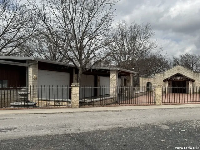 110 Red Wright Rd Leakey, TX 78873