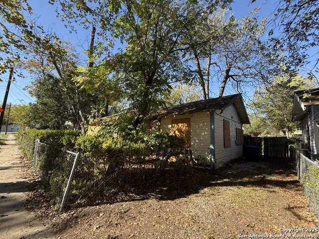 1033 Saldana San Antonio, TX 78225