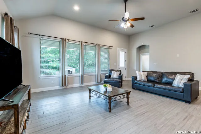 615 ABBOTT RDG St Hedwig, TX 78152