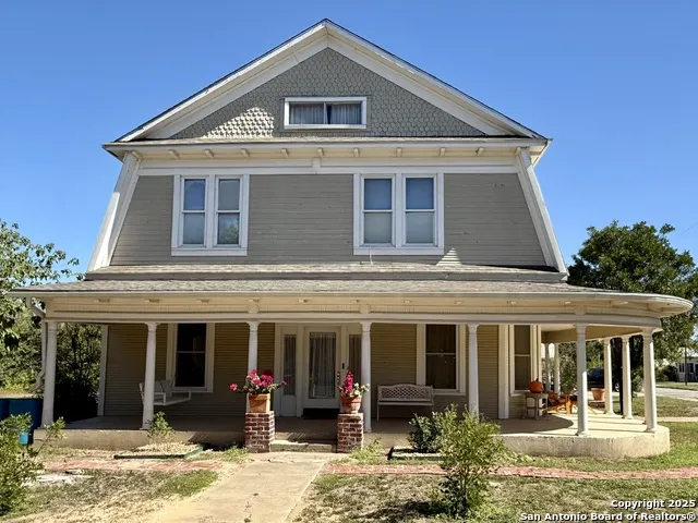 323 S 6th Kenedy, TX 78119