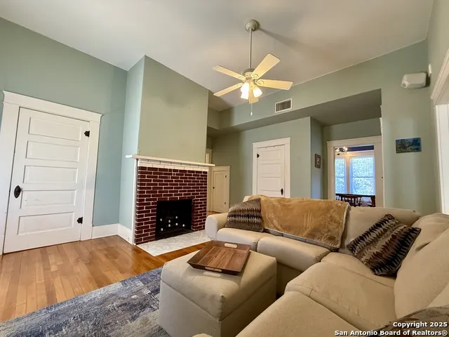 323 S 6th Kenedy, TX 78119