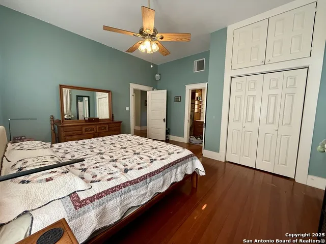 323 S 6th Kenedy, TX 78119