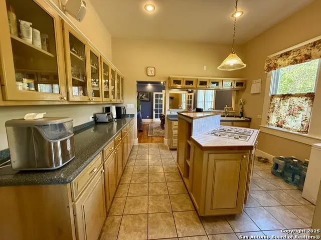 323 S 6th Kenedy, TX 78119