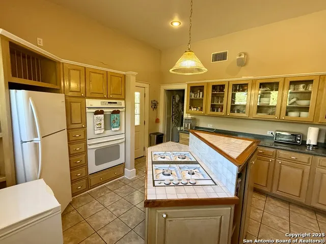 323 S 6th Kenedy, TX 78119