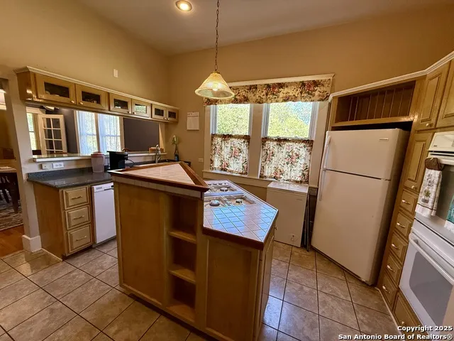 323 S 6th Kenedy, TX 78119