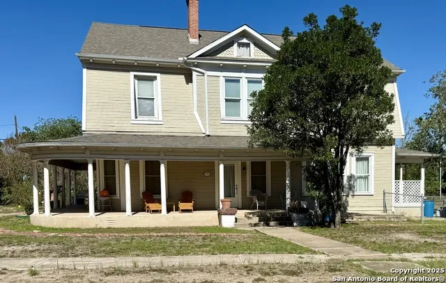 323 S 6th Kenedy, TX 78119